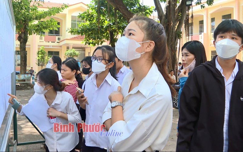Chiều nay, thí sinh làm thủ tục dự thi tốt nghiệp THPT