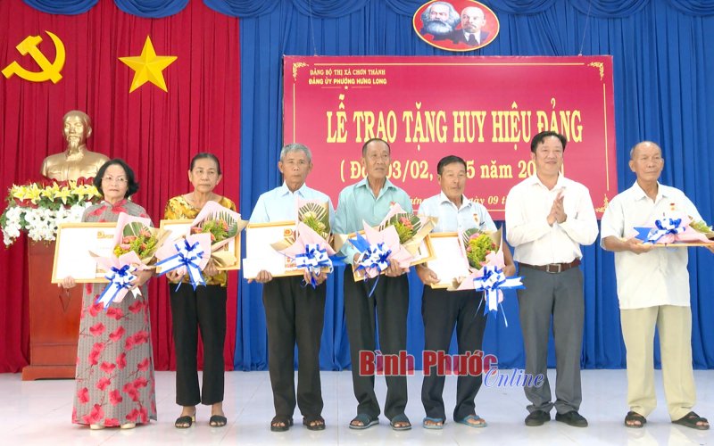 Chơn Thành trao Huy hiệu Đảng đợt 19-5 cho 16 đảng viên