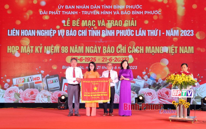 Đài Phát thanh - Truyền hình và Báo Bình Phước nhận Cờ thi đua của Chính phủ