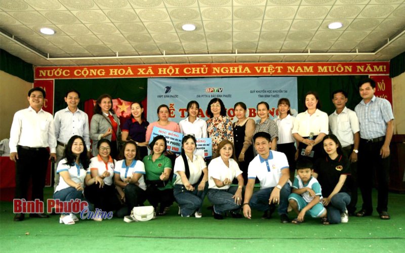 Đến trường giữa yêu thương