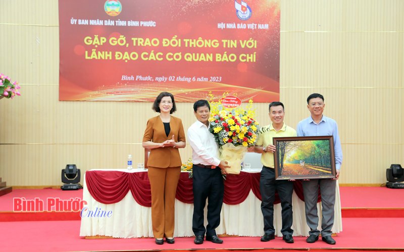 Gặp gỡ, trao đổi thông tin với lãnh đạo các cơ quan báo chí