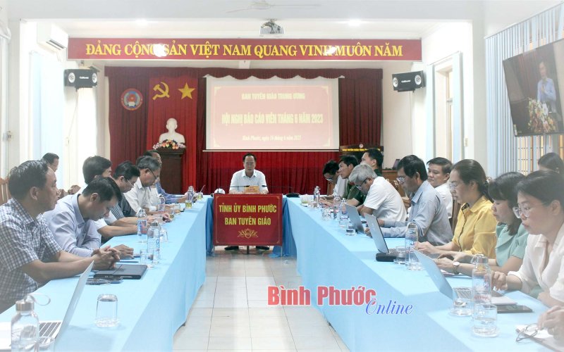 Hội nghị báo cáo viên tháng 6