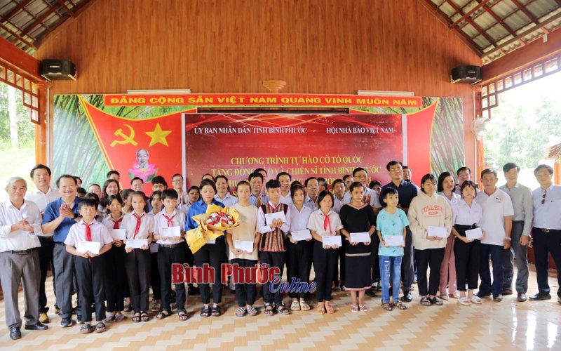 Hội Nhà báo Việt Nam: Thêm 35 suất học bổng tặng học sinh nghèo Bình Phước