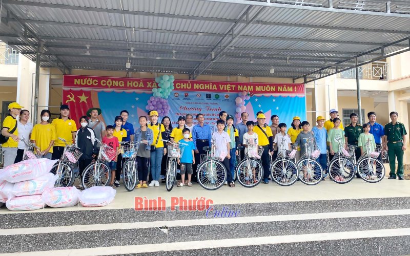 Hơn 200 phần quà tặng đồng bào dân tộc thiểu số và học sinh nghèo