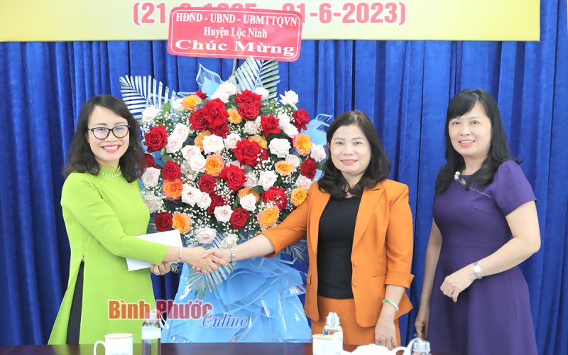 Lãnh đạo huyện Lộc Ninh chúc mừng BPTV nhân Ngày báo chí cách mạng Việt Nam