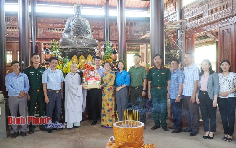 Lãnh đạo huyện Phú Riềng chúc mừng Đại lễ Phật đản 