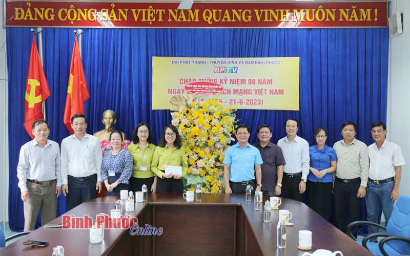 Lãnh đạo thành phố Đồng Xoài chúc mừng BPTV nhân kỷ niệm 21-6