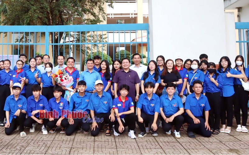 Lãnh đạo thành phố Đồng Xoài thăm động viên các nhóm thanh niên tình nguyện tiếp sức mùa thi