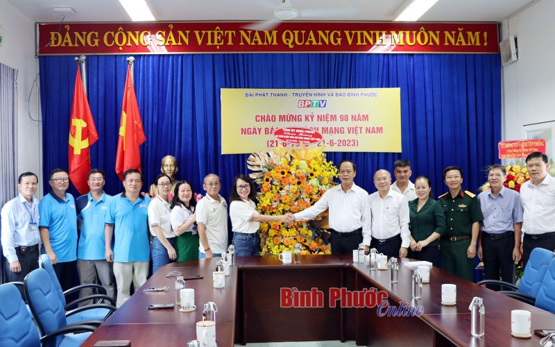 Lãnh đạo tỉnh thăm, chúc mừng các cơ quan thông tấn, báo chí