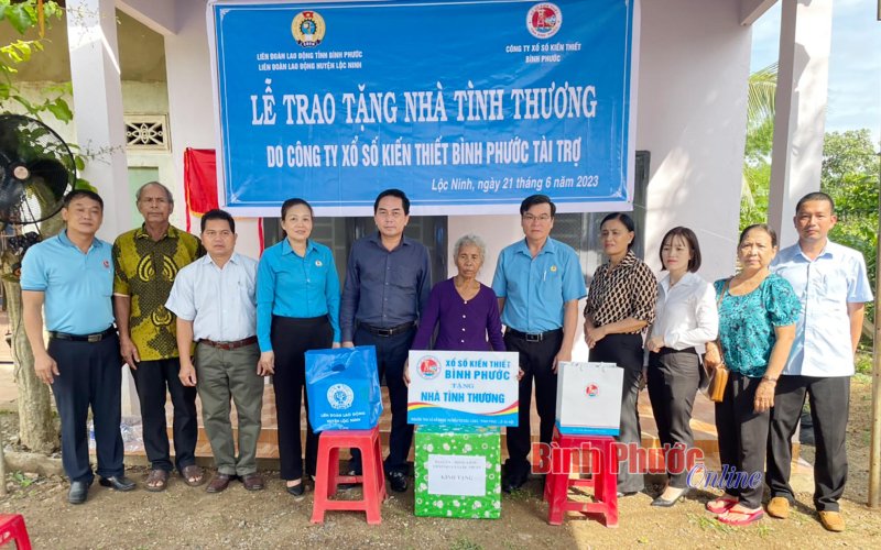 LĐLĐ tỉnh Bình Phước trao nhà “Mái ấm công đoàn” và nhà “Mái ấm tình thương”
