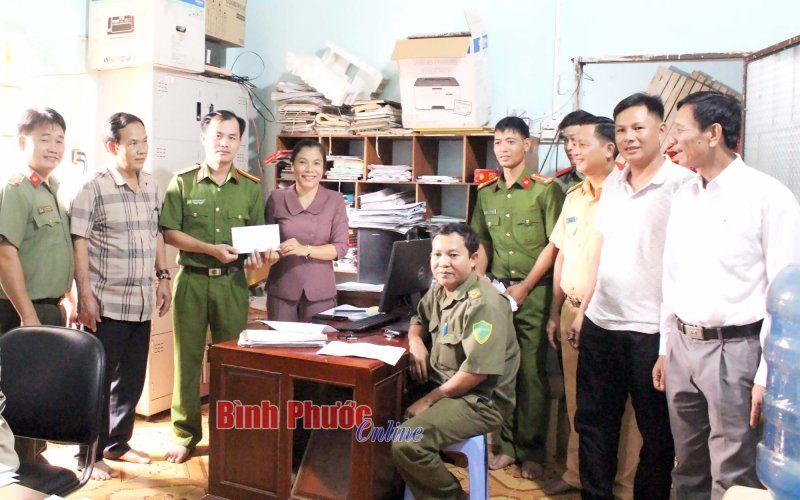 Phú Riềng: Bí thư Huyện ủy thăm, động viên lực lượng làm căn cước công dân