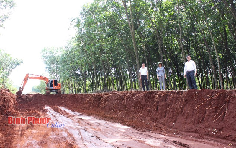 Phú Riềng: Lãnh đạo huyện kiểm tra một số tuyến giao thông