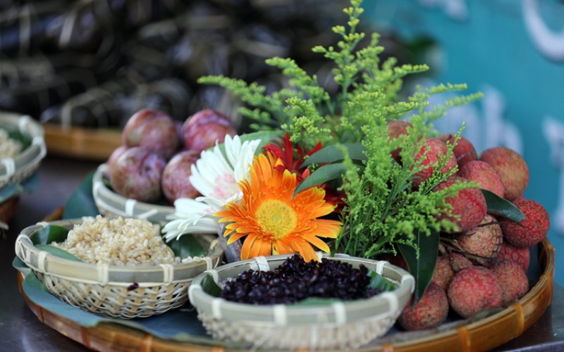 S&ocirc;i động thị trường Tết Đoan Ngọ