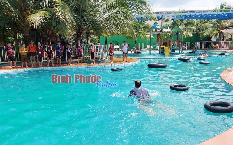 Tăng cường phổ cập bơi cho trẻ