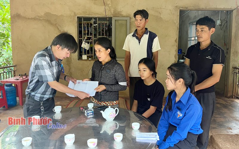 Thăm hỏi gia đình thí sinh khó khăn