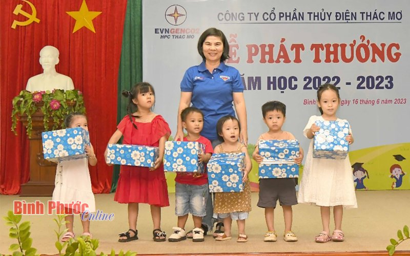 TMP khen thưởng con em cán bộ, công nhân viên, lao động công ty có thành tích cao trong học tập
