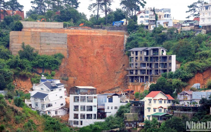 Toàn cảnh vụ sạt lở ta-luy và trượt đất nghiêm trọng tại Đà Lạt