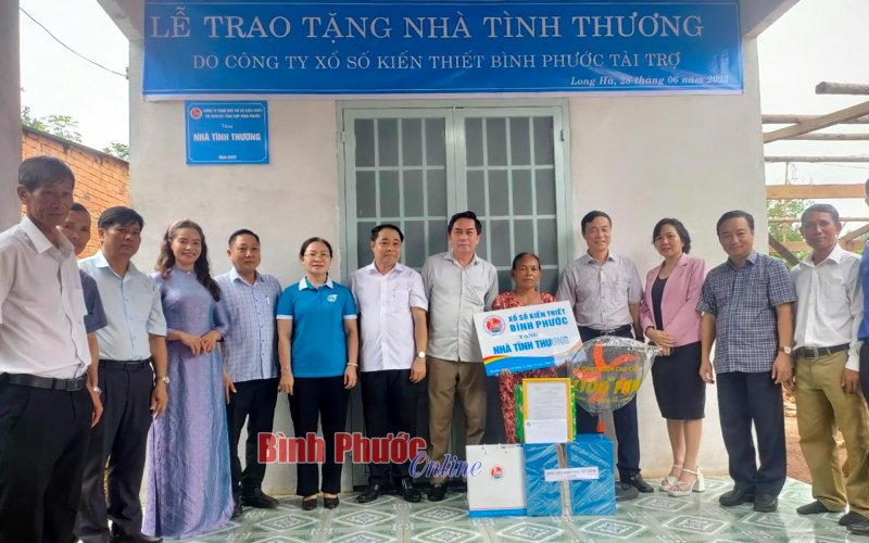 Trao tặng 5 mái ấm tình thương cho hội viên phụ nữ nghèo 