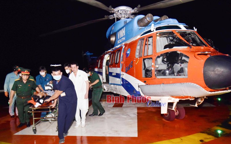 Trực thăng đưa ngư dân bị đột quỵ từ Trường Sa về đất liền
