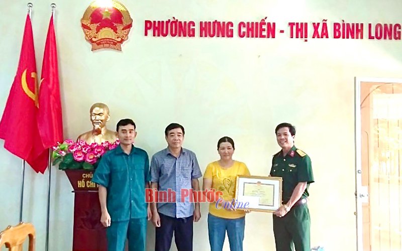 Tuyên dương gia đình tiêu biểu trong công tác tuyển quân