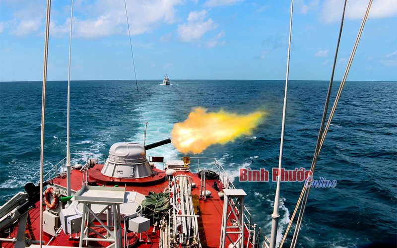Vùng 5 Hải quân kiểm tra bắn đạn thật trên biển