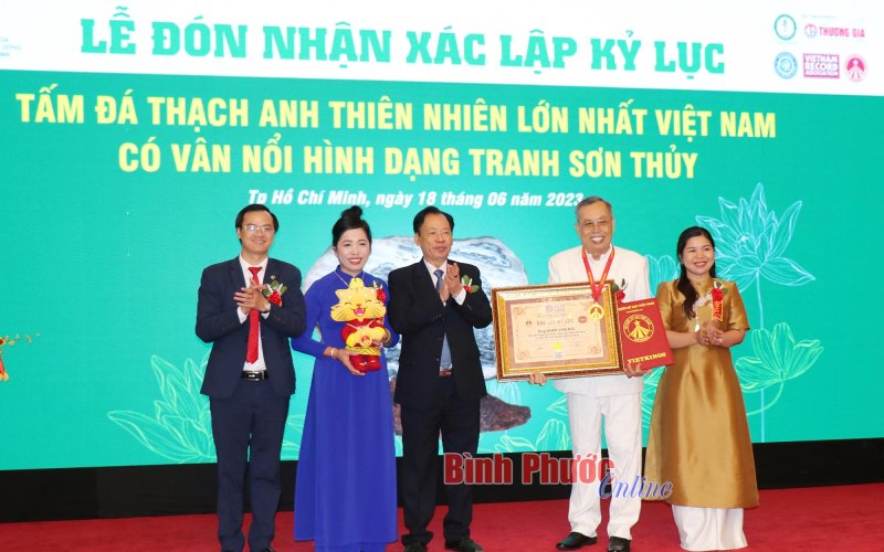 X&aacute;c lập kỷ lục tấm đ&aacute; thạch anh thi&ecirc;n nhi&ecirc;n lớn nhất Việt Nam