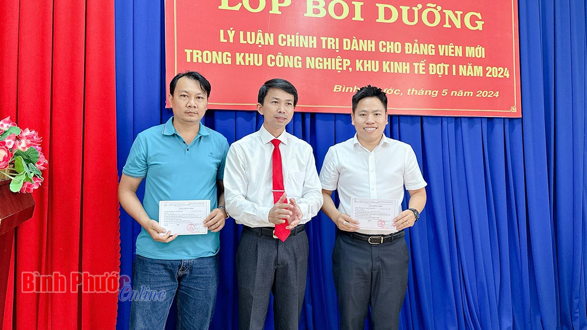 14 đảng viên mới ở khu công nghiệp hoàn thành lớp bồi dưỡng lý luận chính trị 