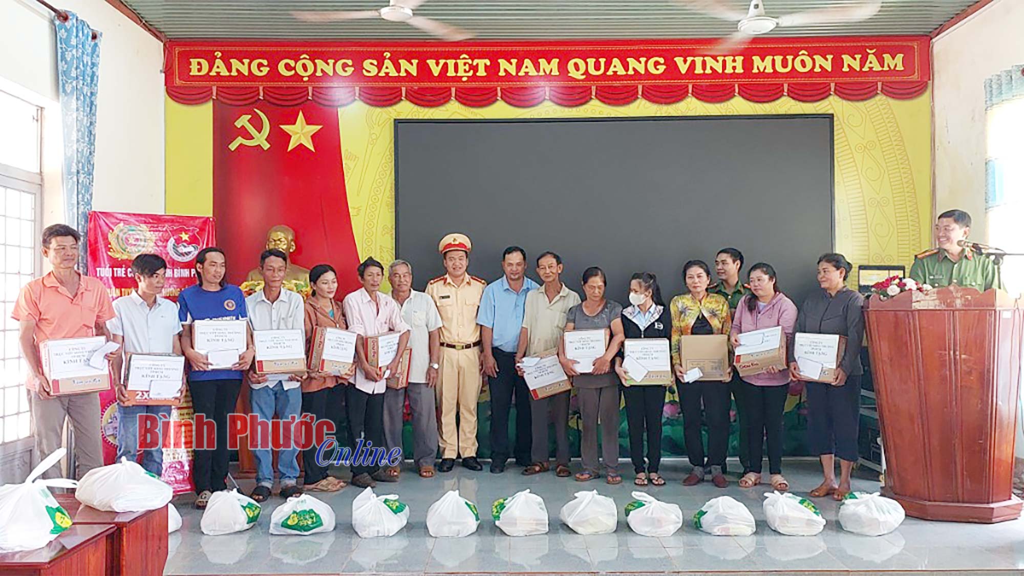 200 hộ dân huyện Bù Đăng được tặng quà, triển khai “4 phủ”