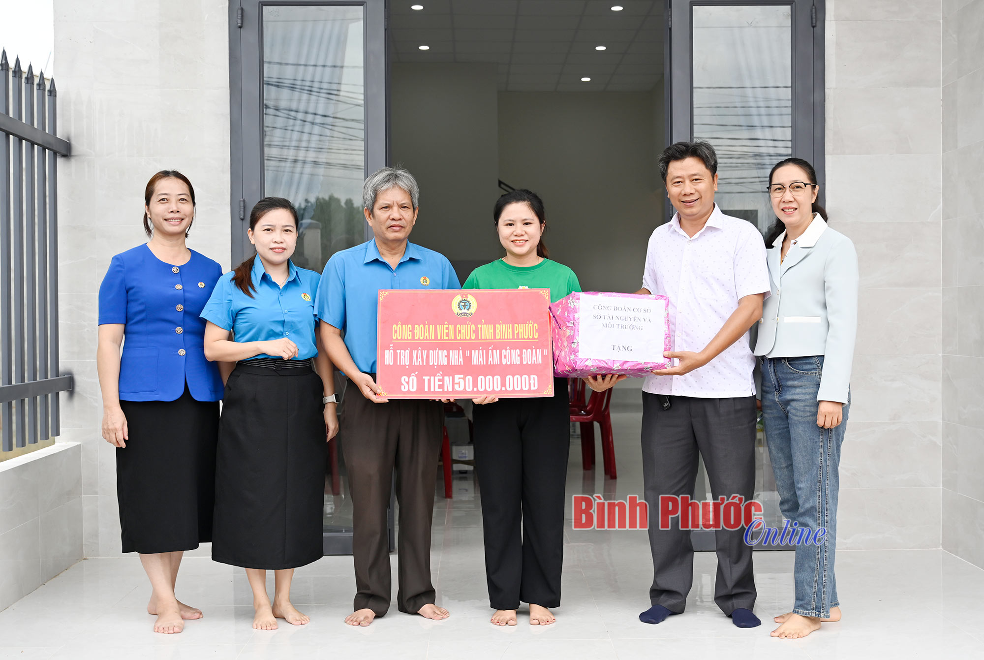 Công đoàn viên chức tỉnh Bình Phước trao nhà "Mái ấm công đoàn"