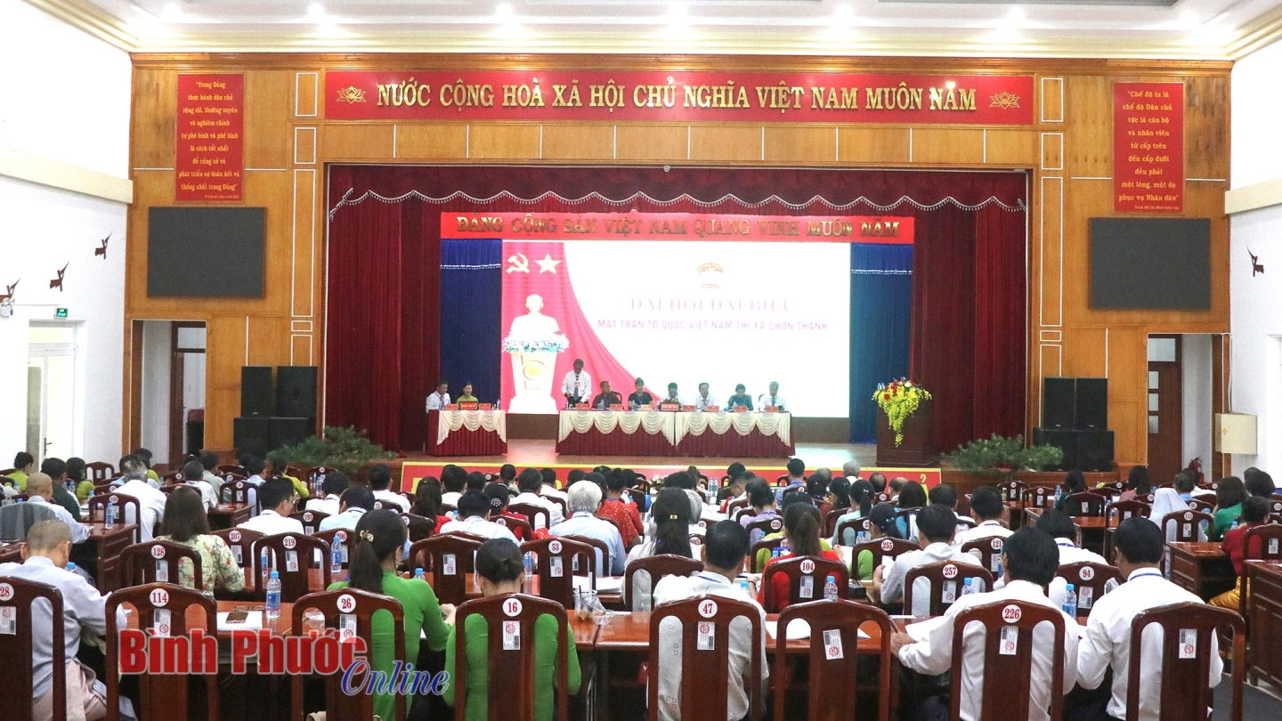 Đại hội MTTQVN thị xã Chơn Thành làm việc ngày đầu tiên