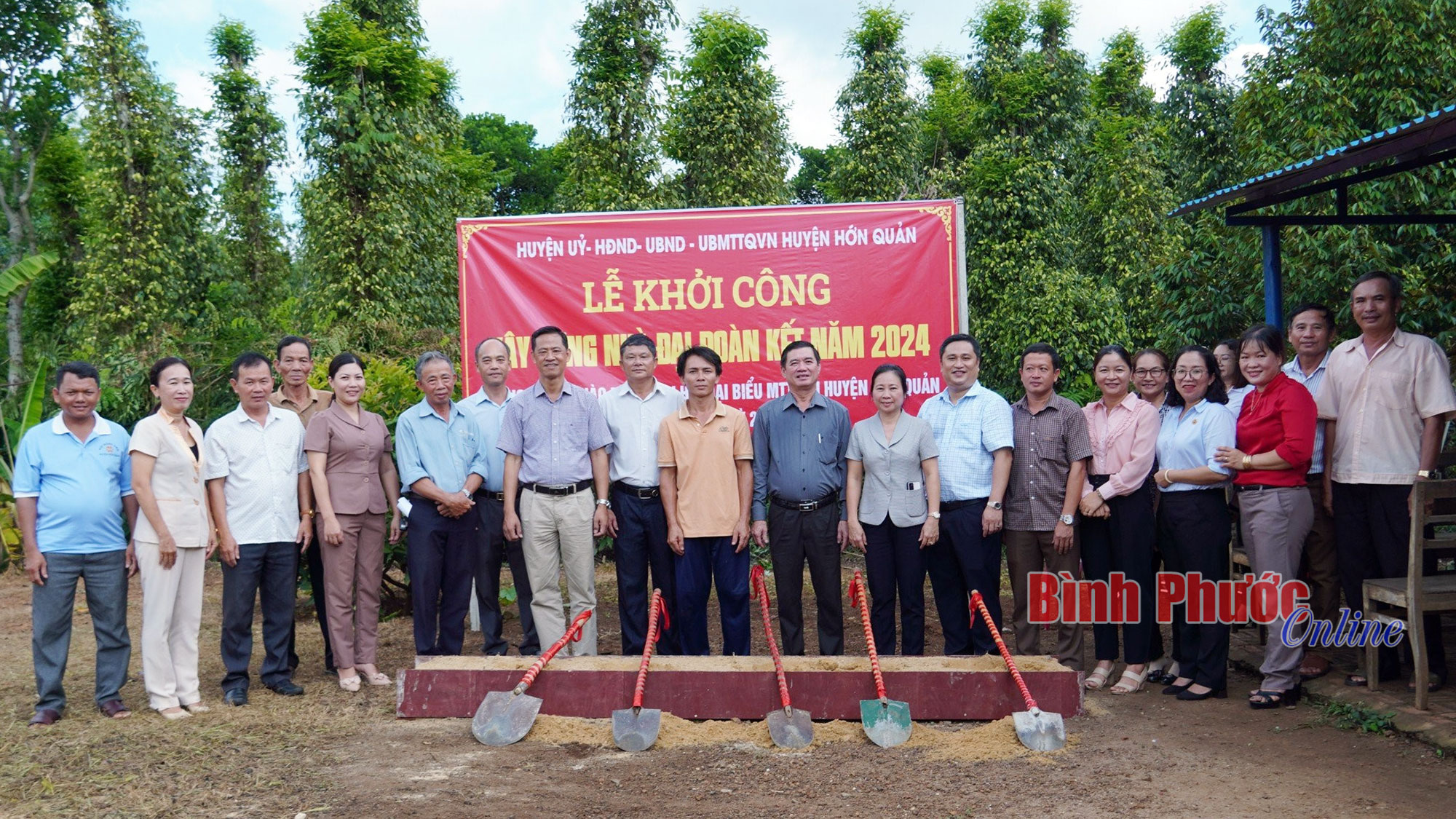 Hớn Quản khởi công 3 căn nhà chào mừng Đại hội đại biểu MTTQ huyện