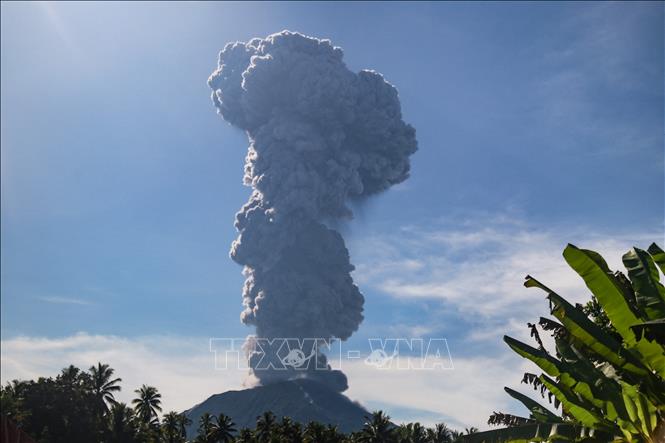 Indonesia: Núi lửa Ibu phóng ra đám mây tro nóng cao tới 7 km