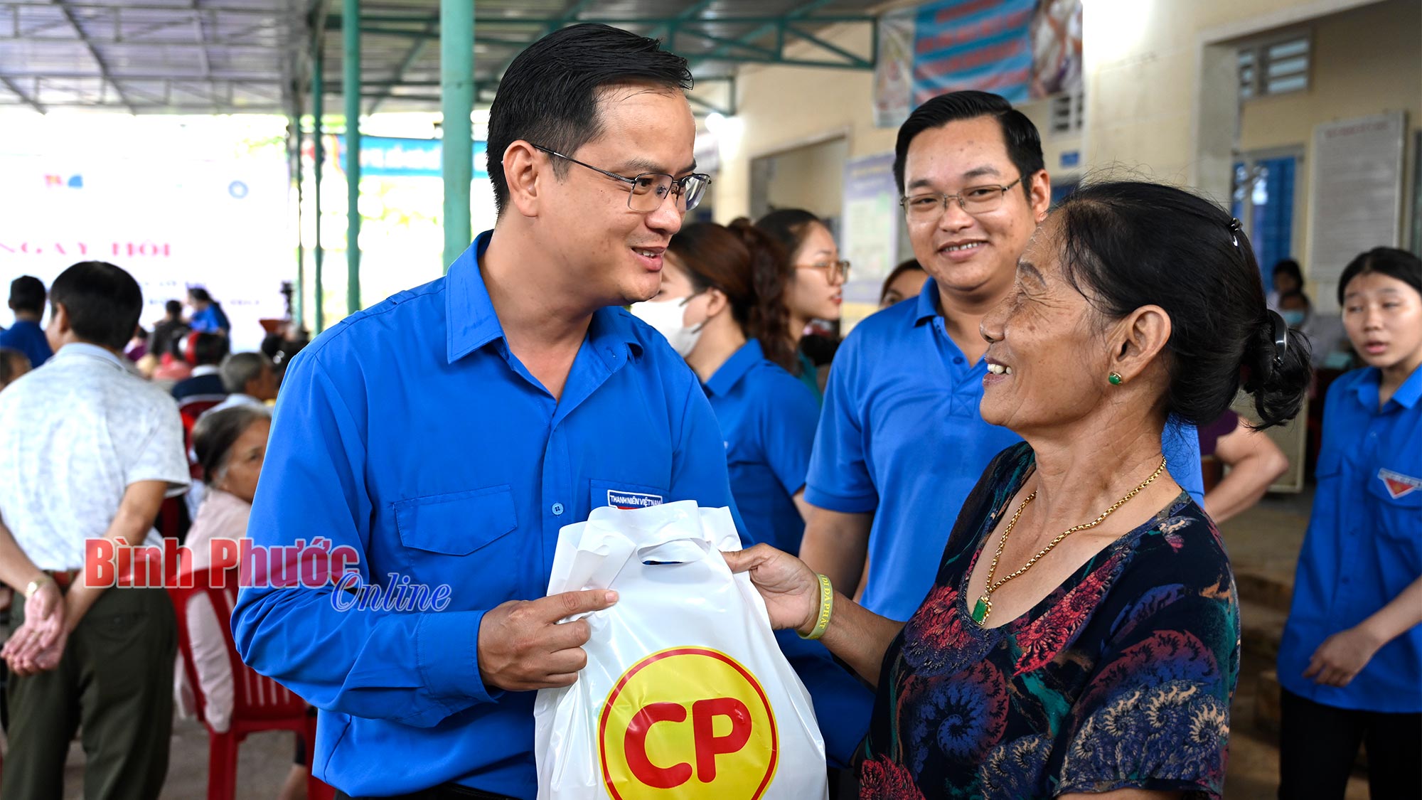 Khám chữa bệnh, cấp thuốc miễn phí cho 500 người dân Phú Riềng