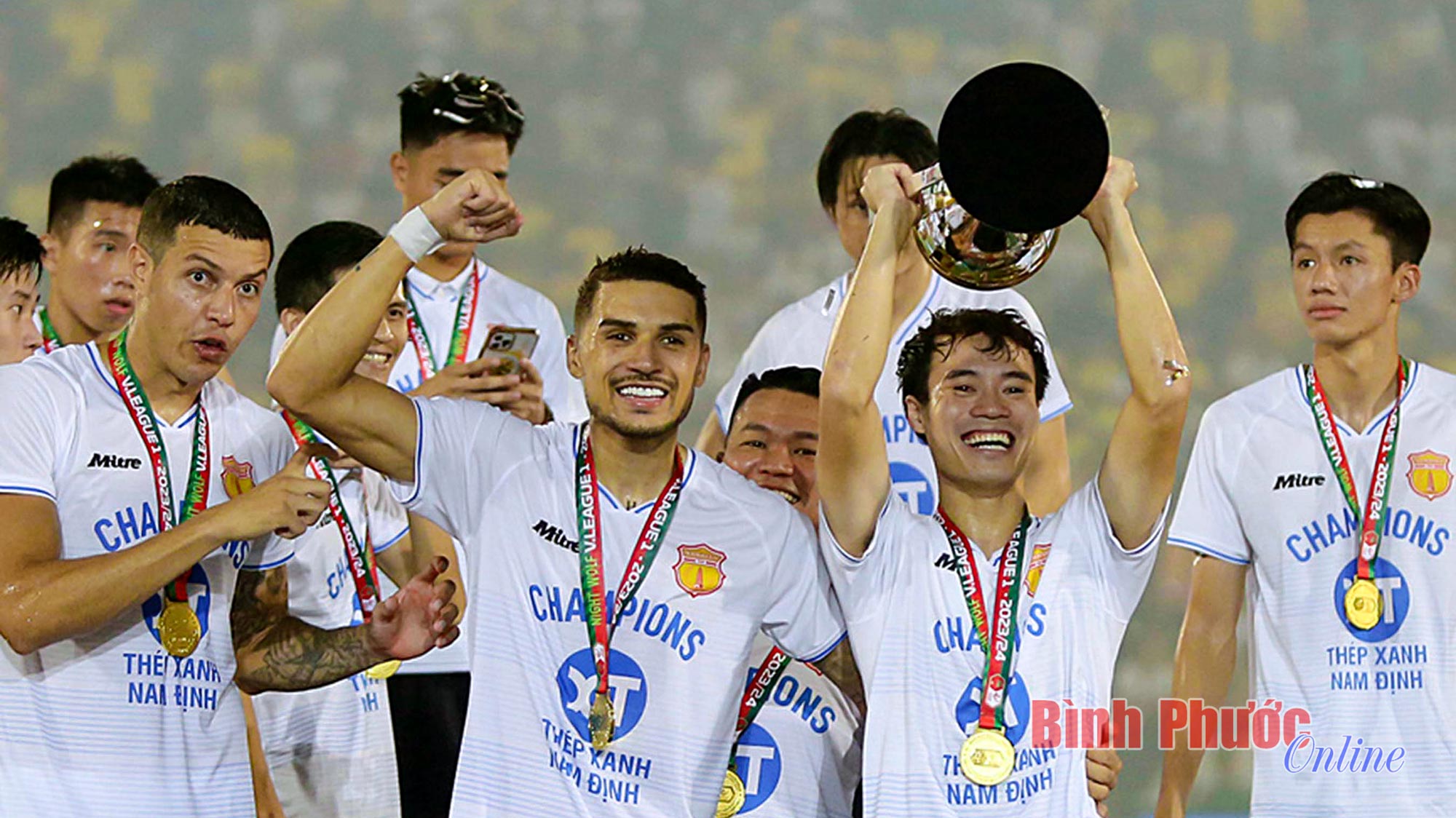 Nam Định đăng quang V-League 2023-2024 sau 39 năm chờ đợi