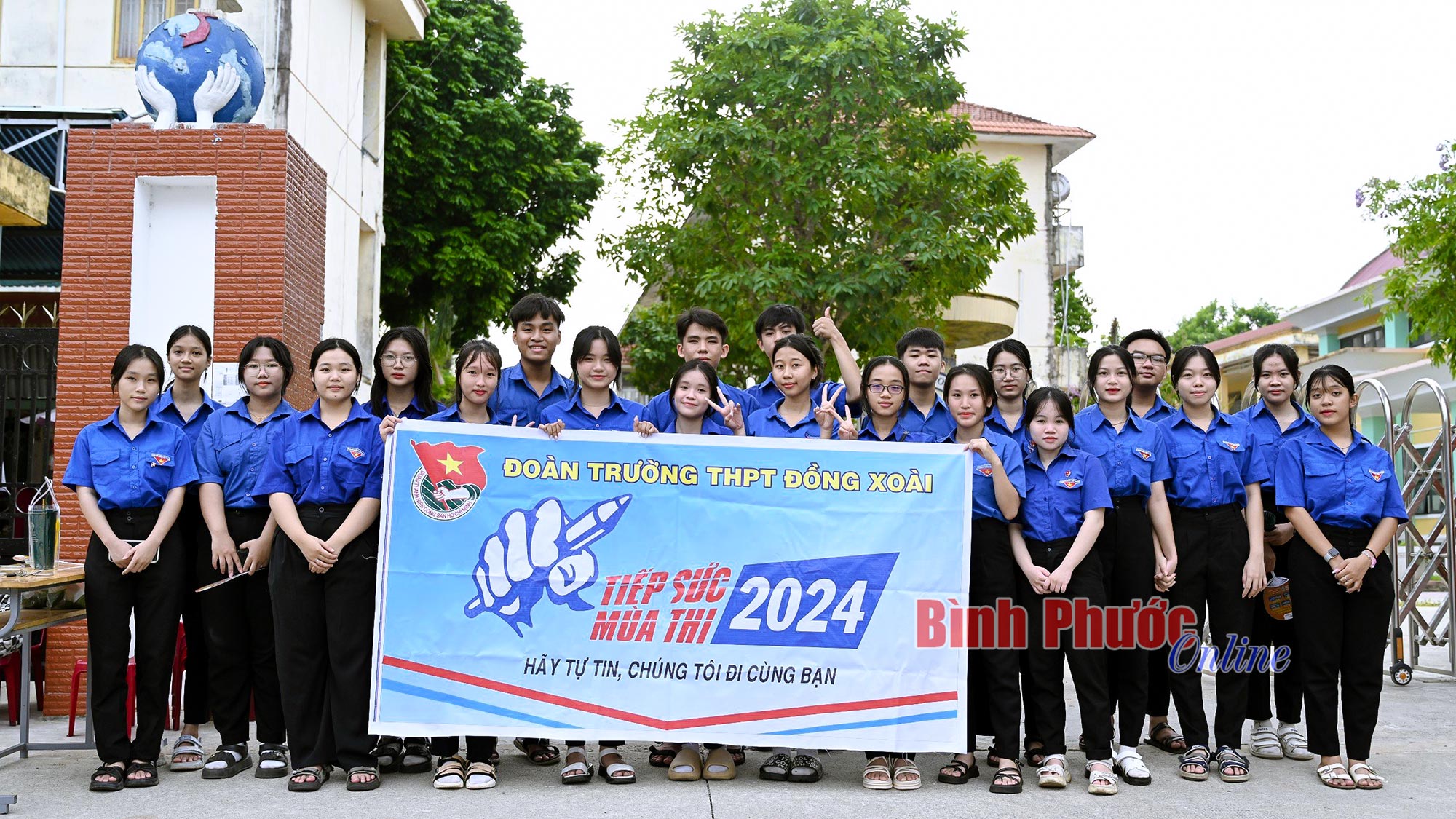 Nét đẹp “màu áo xanh” tiếp sức mùa thi vào lớp 10 
