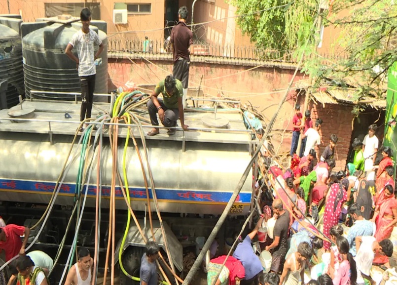 Người nghèo Ấn Độ vật vã trong cái nóng gần 50 độ C và khan hiếm nước