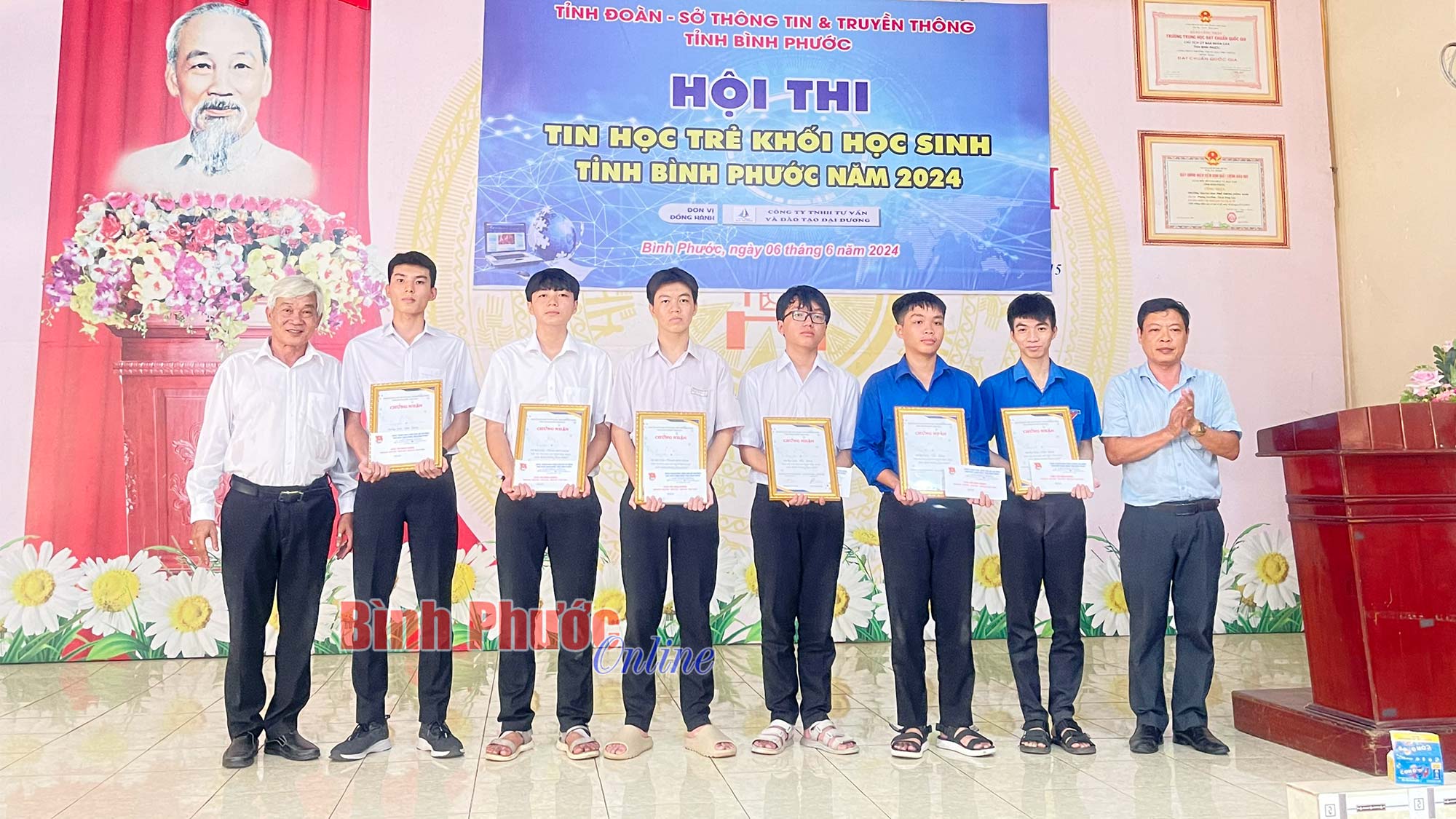 Trao giải Hội thi tin học trẻ khối học sinh tỉnh Bình Phước năm 2024