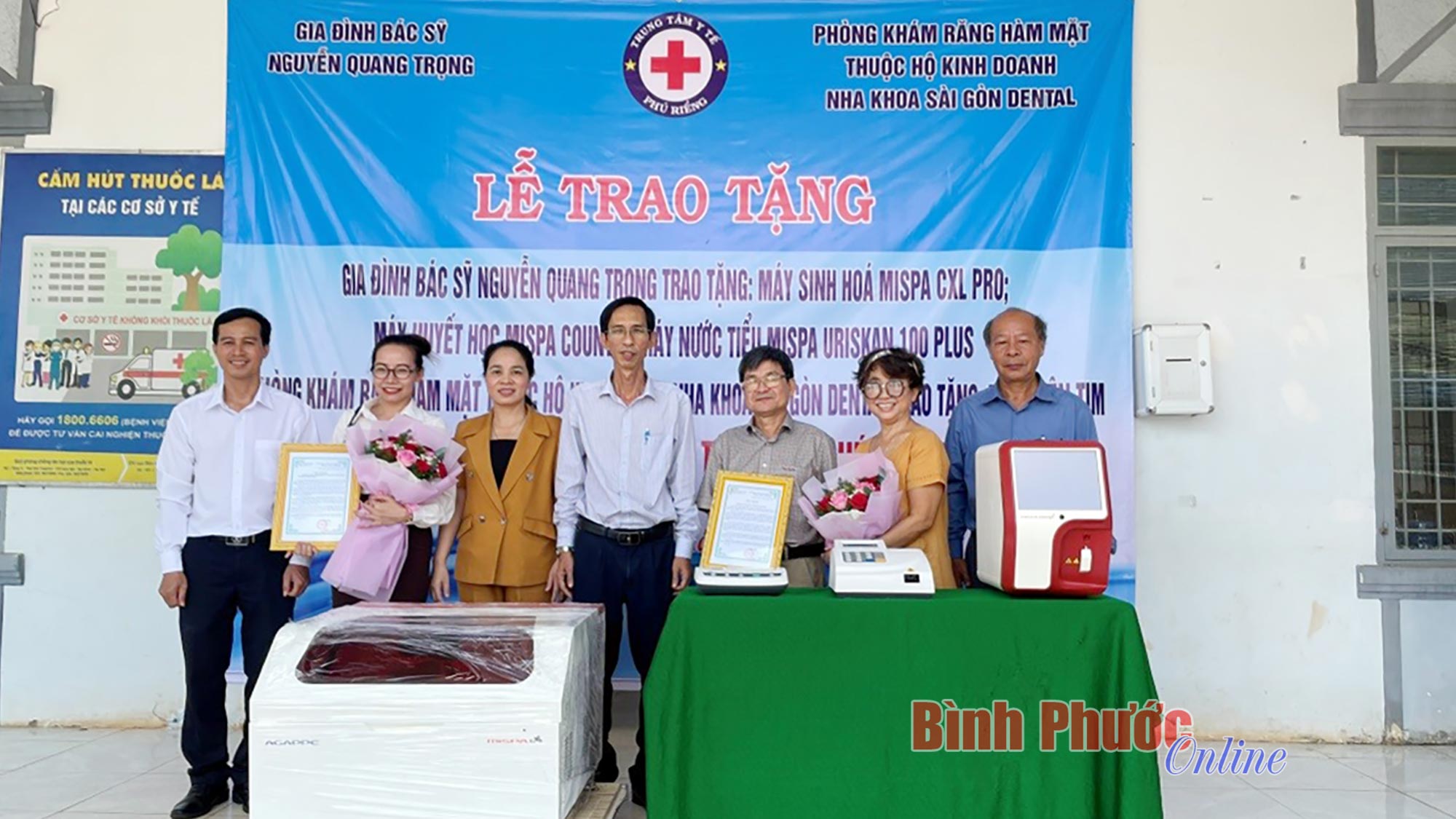 Trao tặng thiết bị y tế cho Trung tâm y tế huyện Phú Riềng
