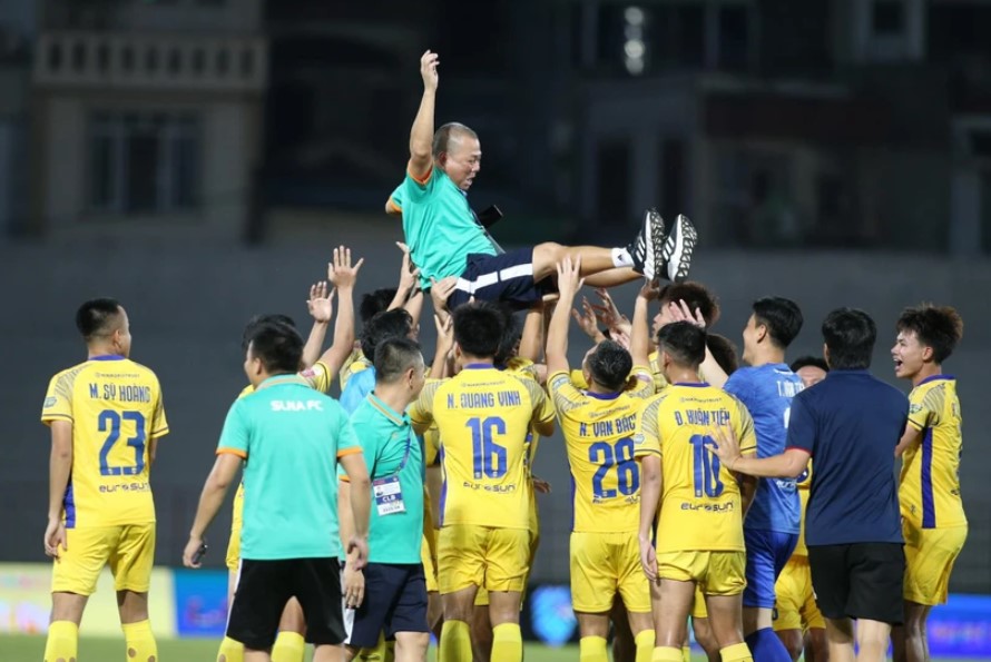 Vòng 26 V-League: Sông Lam Nghệ An 'thoát hiểm,' Hà Tĩnh đá play-off trụ hạng