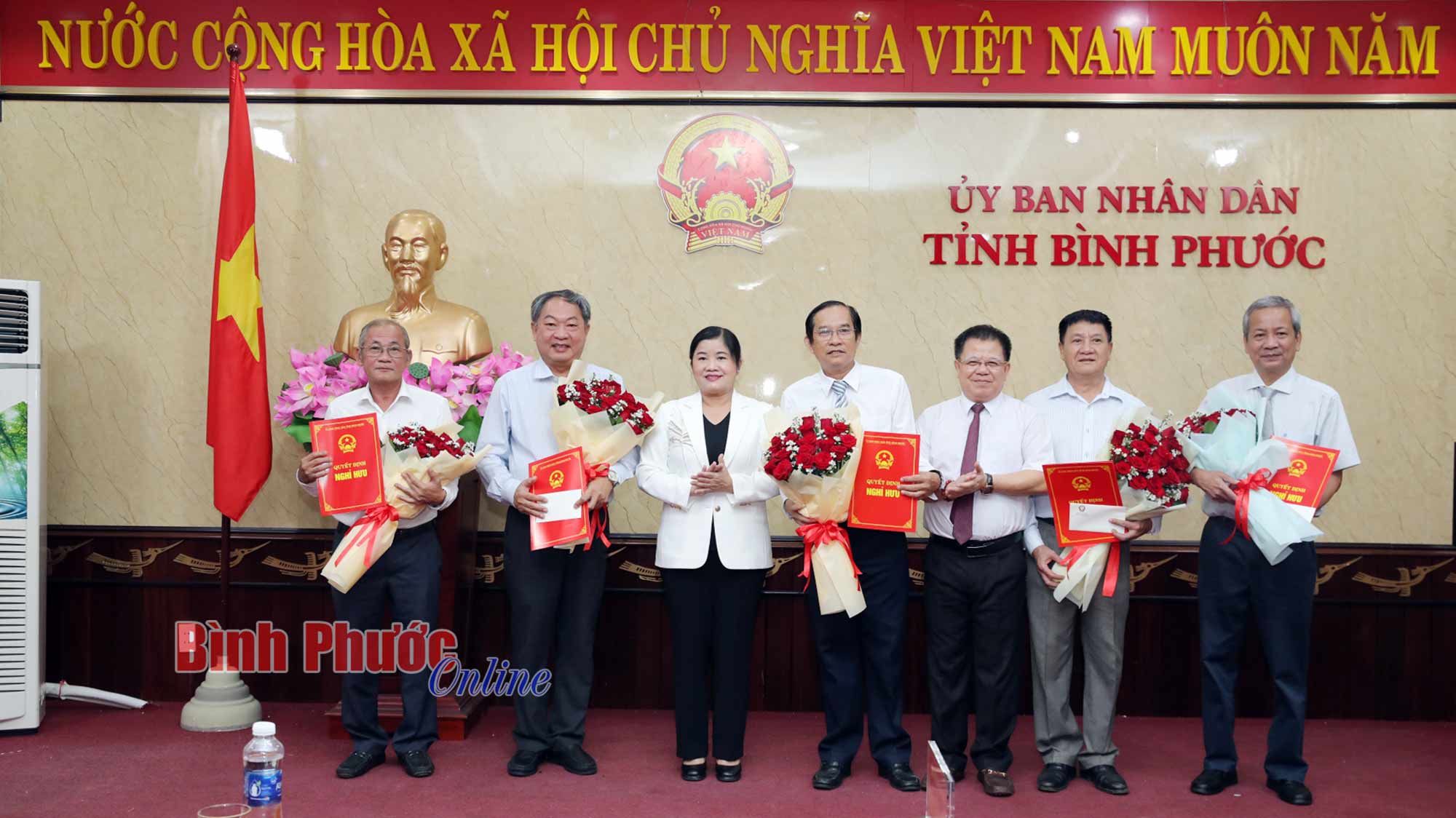 Bình Phước: Trao quyết định nghỉ hưu theo chế độ cho 17 đồng chí lãnh đạo thuộc diện Ban Thường vụ quản lý
