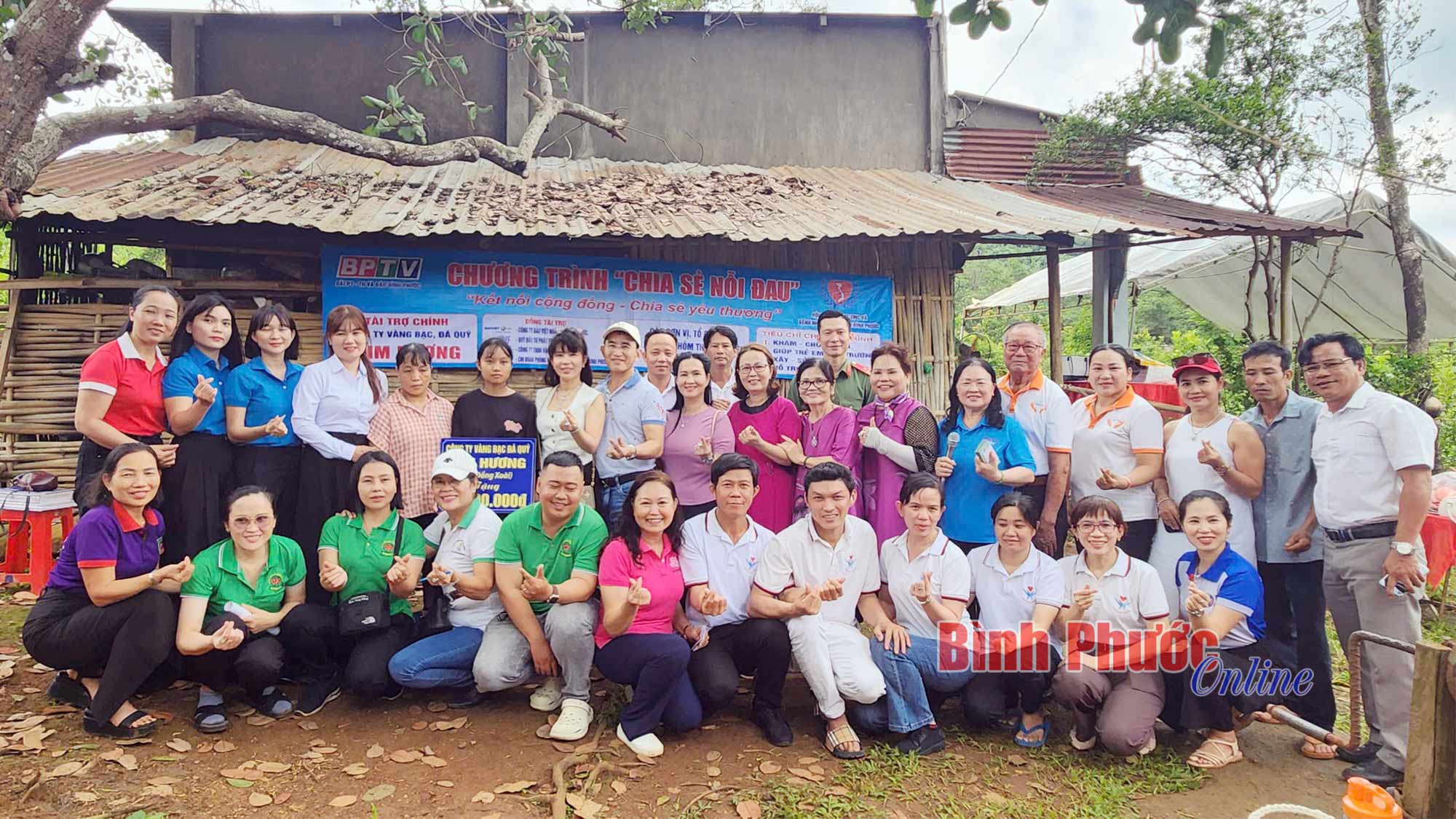 “Chia sẻ nỗi đau” trao hơn 121 triệu đồng trợ giúp gia đình ông Lê Văn Hào