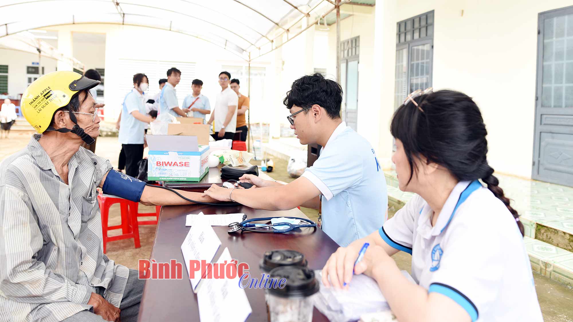 “Hành trình sức khỏe xanh” khám, phát thuốc miễn phí cho hơn 500 người tại xã Bù Gia Mập