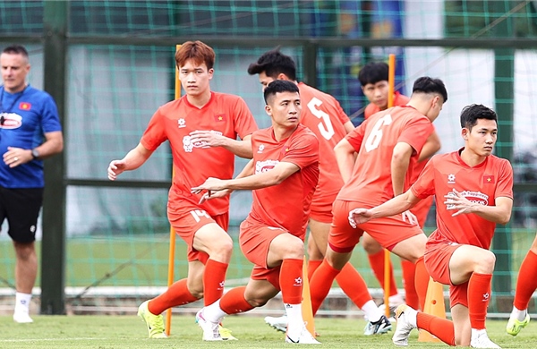 HLV Kim Sang-sik ‘vá’ hàng thủ tuyển Việt Nam