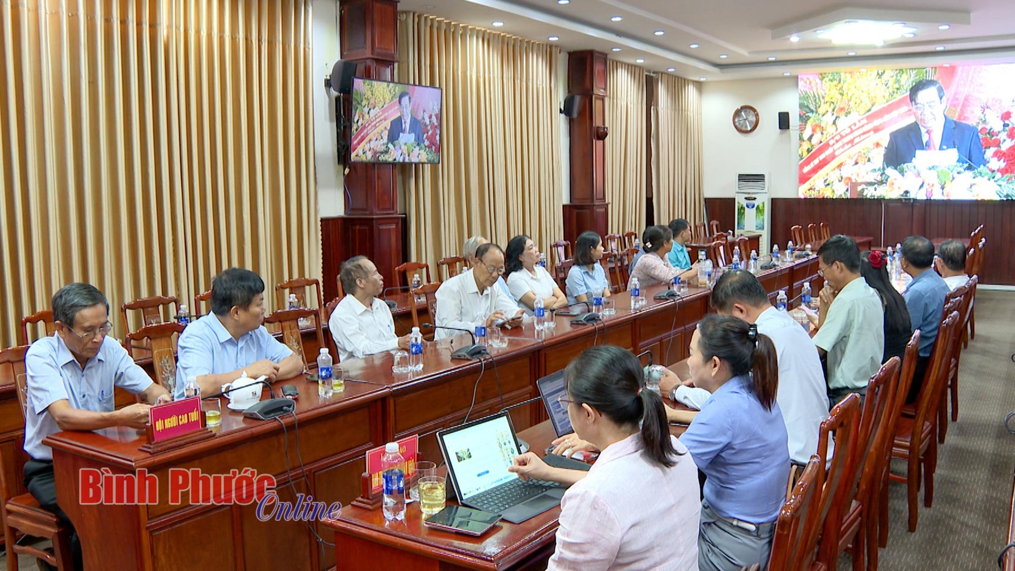 Khởi động chương trình “Mắt sáng cho người cao tuổi”