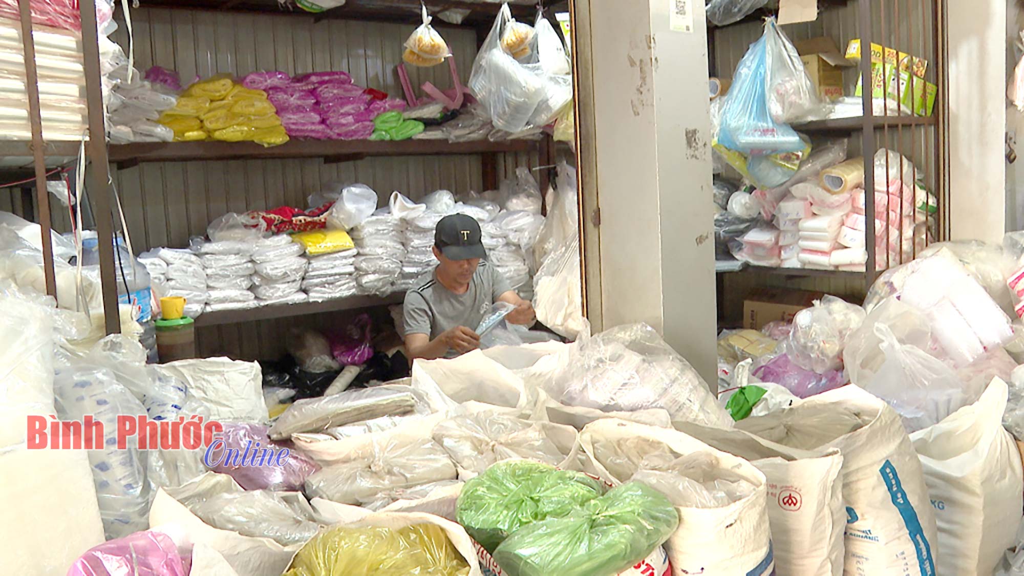 “Ngập” túi ni-lông tại chợ dân sinh