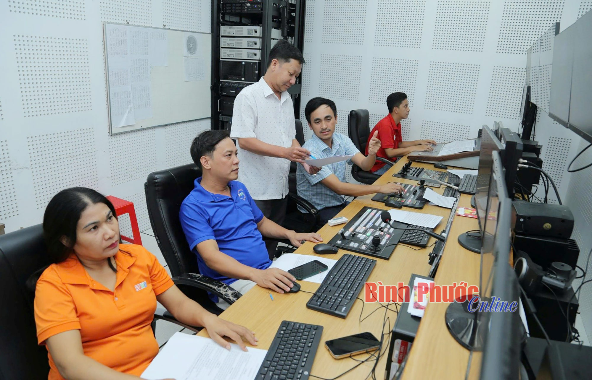 Những người làm báo không cầm bút