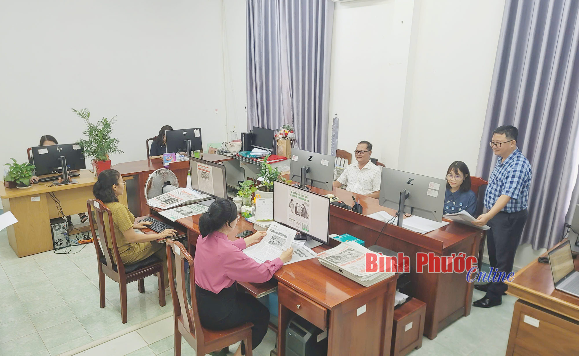 Những người “phía sau”