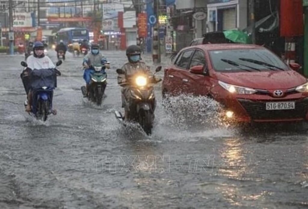 Thời tiết đêm 4-6: Mưa lớn cục bộ, gió giật mạnh ở Bắc Bộ và Nam Bộ