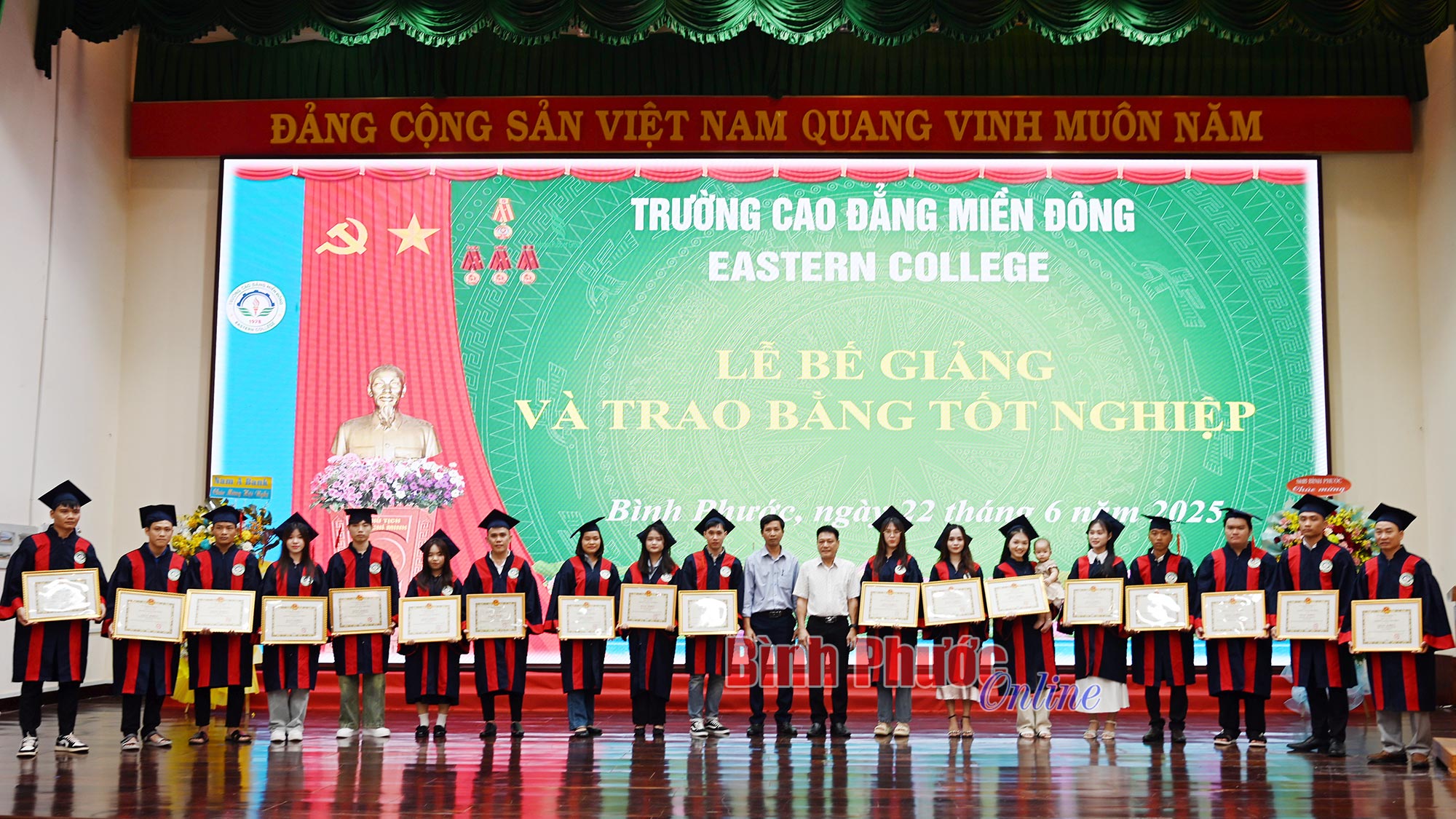 Trường cao đẳng Miền Đông trao bằng tốt nghiệp cho các lớp cao đẳng và trung cấp