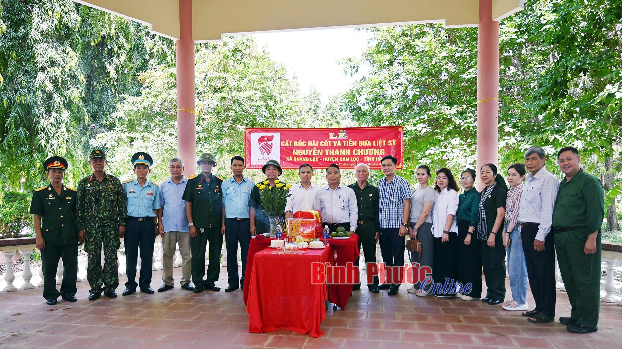 Cất bốc, tiễn đưa liệt sĩ Nguyễn Thanh Chương về quê 